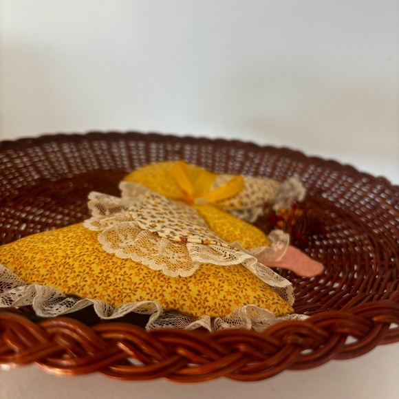 Handmade quilted "HOLLY HOBBIE" 3D BONNET GIRL Art holding dried flower bouquet - Picture 5 of 7